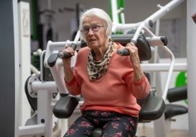 100-Jährige trainiert im Fitnessstudio