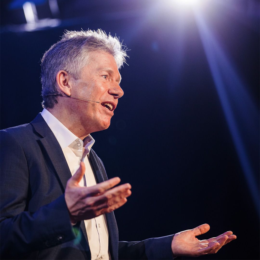 5 Sterne Redner Oliver Schwartz ist KI Experte und Keynotespeaker