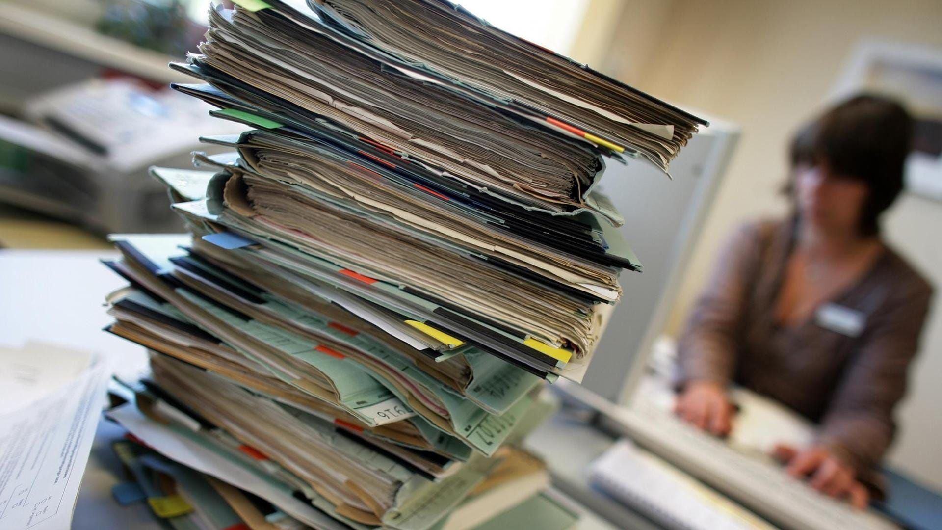 Behörden Wahnsinn in Deutschland: Der geheime Personal Plan der Großstädte