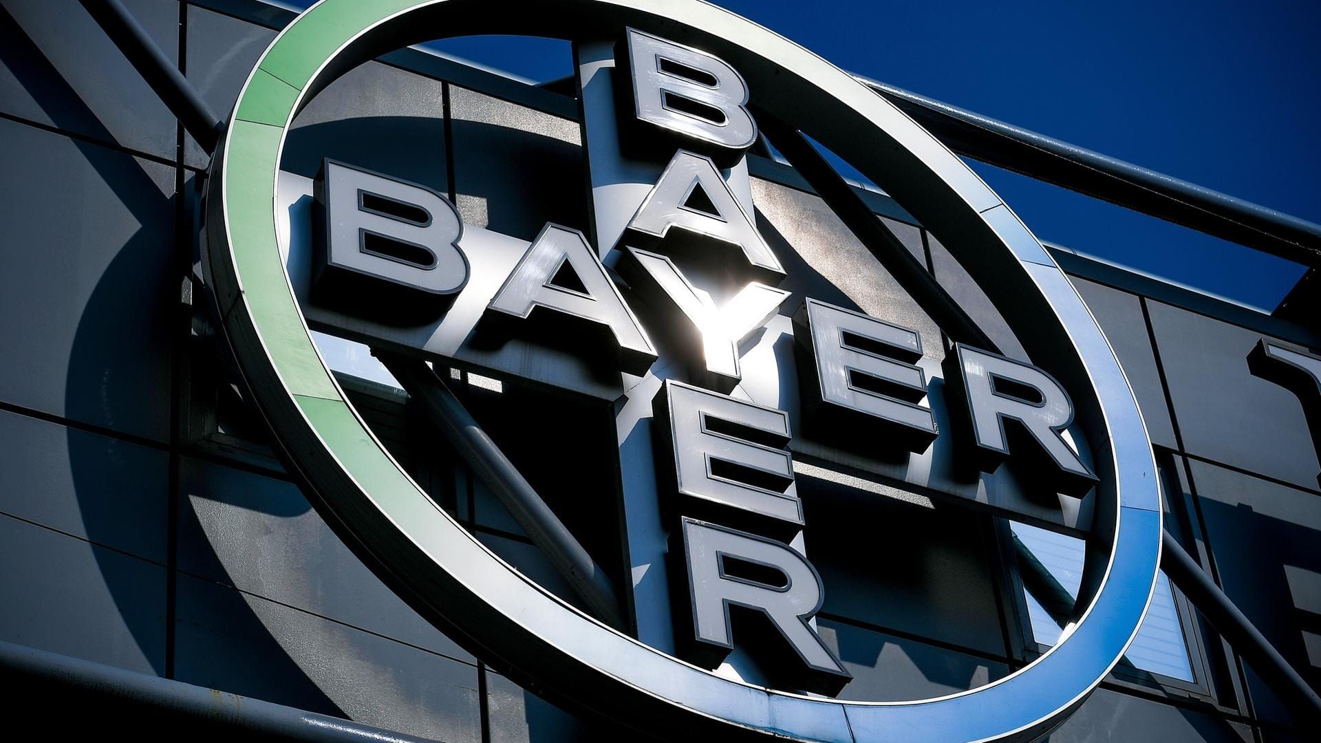 Der Bayer-Kollaps: Leverkusener Traditionskonzern am Abgrund der Patentklippe