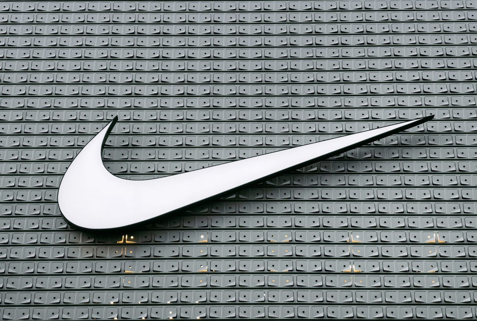 Nike-Aktie im freien Fall: Minus 30 Prozent seit Jahresbeginn – Piper Sandler stuft auf Neutral ab