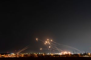 Abgefangene Raketen am Himmel über Israel