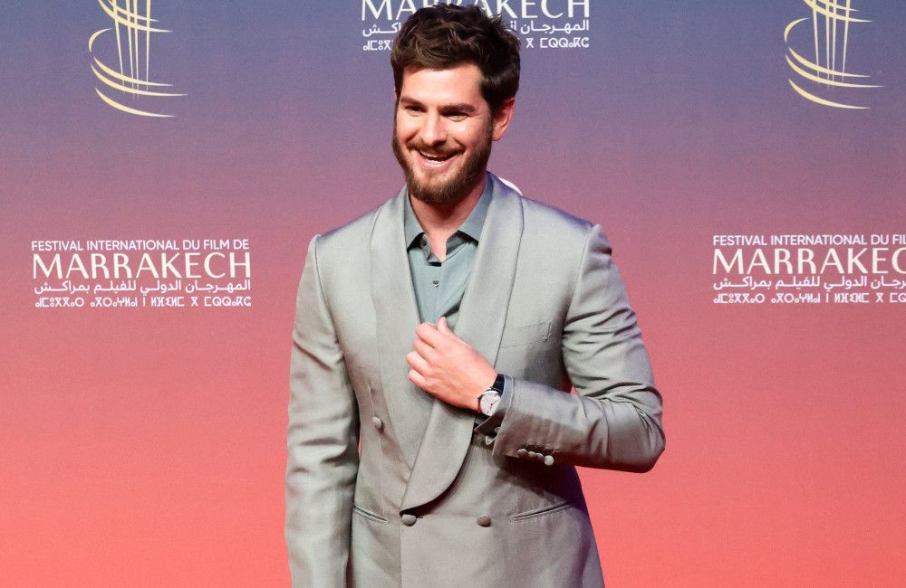 Andrew Garfield brach in Tränen aus, als er seine Familienmitglieder ehrte.