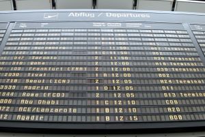 Ankunfts- und Abflugstafel an einem Flughafen (Archiv)