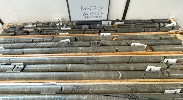 Antimony Resources Corp. (CSE: ATMY) (FWB: K8J0) meldet Vorliegen von massiver antimonhaltiger Stibnitmineralisierung im Bohrkern und an der Oberfläche