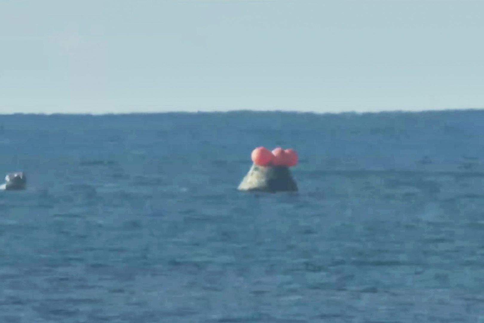 Artemis-2-Kapsel Orion nach der Landung im Pazifik am 11.04.2026