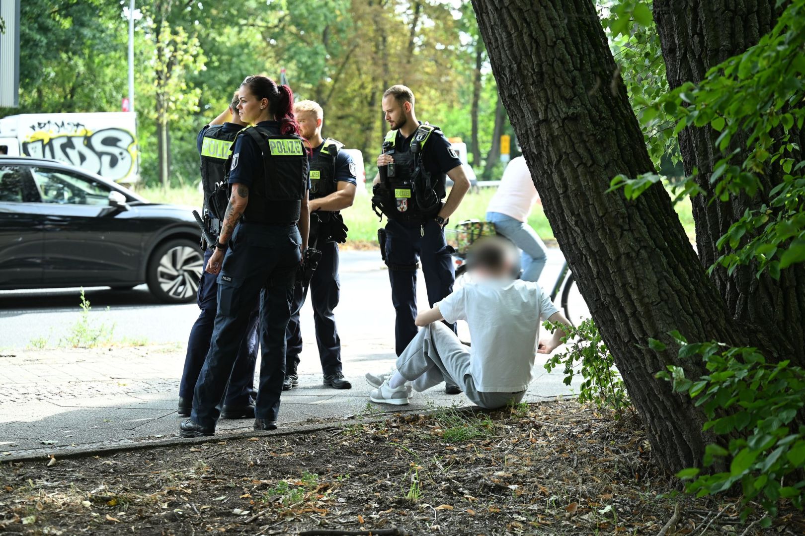 Auto fährt in Berlin-Wedding in Menschengruppe