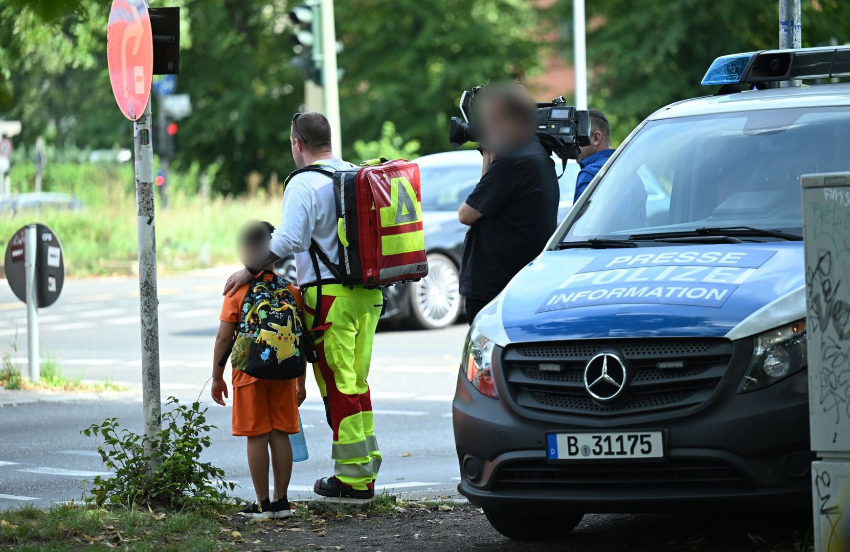 Auto fährt in Berlin-Wedding in Menschengruppe