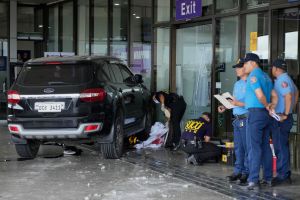 Auto fährt in Menschen am Flughafen Manila