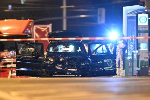 Auto fährt in Menschenmenge auf Magdeburger Weihnachtsmarkt