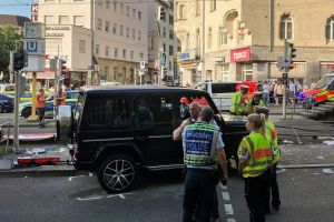 Auto fährt in Personengruppe