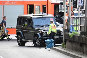 Auto fährt in Personengruppe