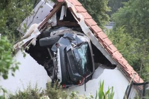 Auto kracht in Scheunendach - Kind schwer verletzt