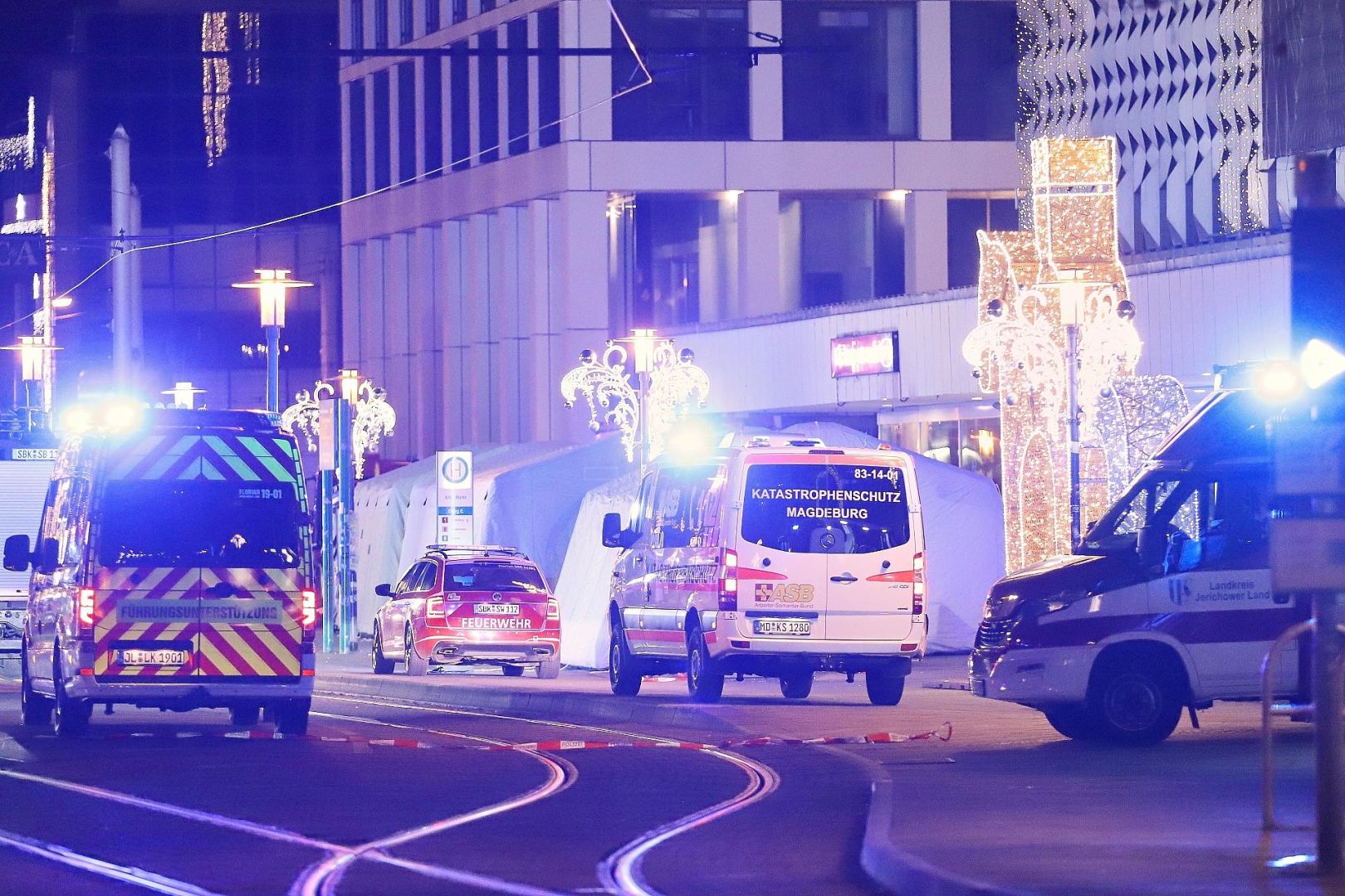 Auto rast auf Magdeburger Weihnachtsmarkt in Menschenmenge am 20.12.2024