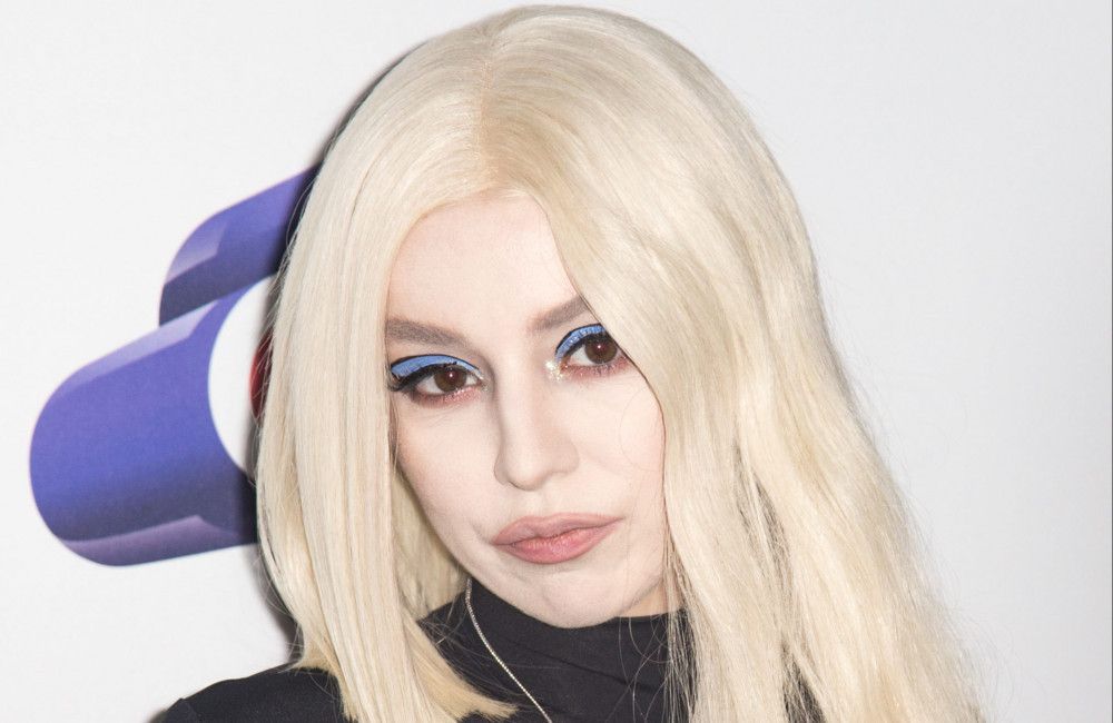 Ava Max' Stimmbänder sind 'explodiert' und wieder nachgewachsen.