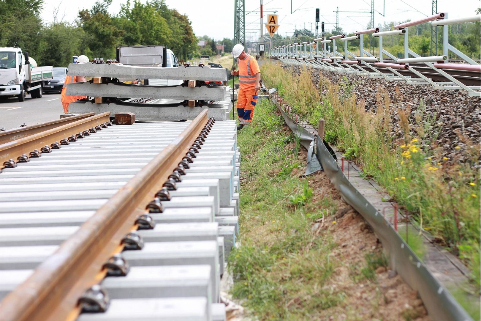 Bauarbeiten an der Bahnstrecke Halle (Saale) - Leipzig bei Kanena (Archiv)