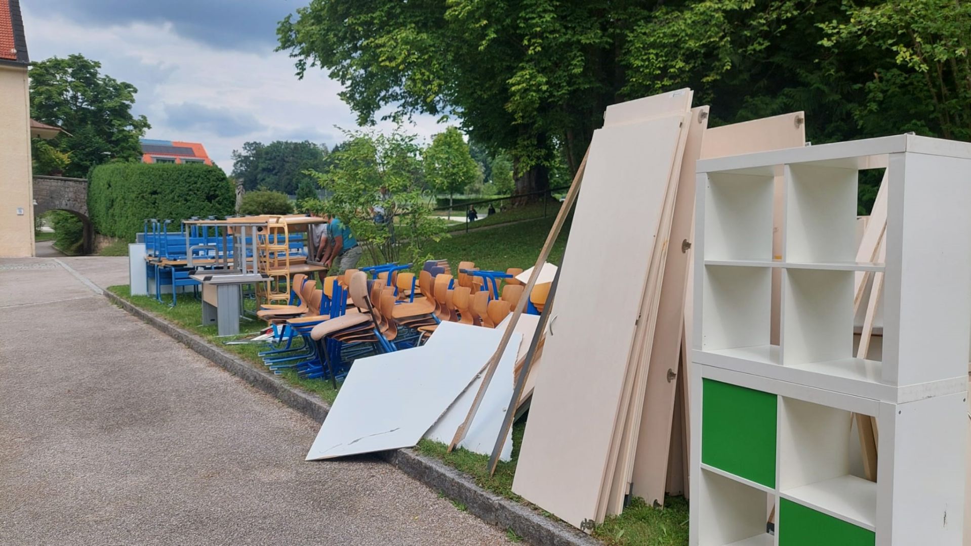 Bayerische Schulmöbel finden neuen Platz in serbischen Schulen