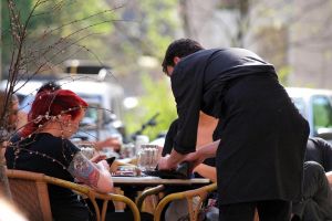 Bedienung in einem Café (Archiv)