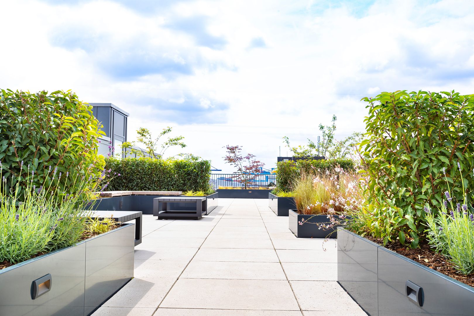 Begehbares Verkehrsdach mit Aluminium Randelementen von Optigrün.