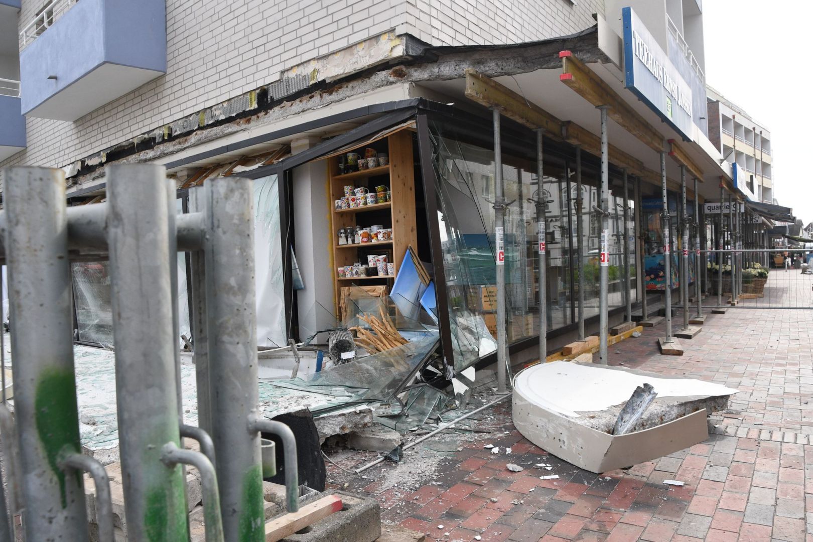 Beton-Vordach in Westerland auf Sylt stürzt ab