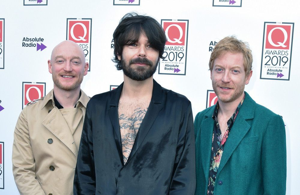 Biffy Clyro haben ihre US-Tour wegen Visa-Problemen verschoben.