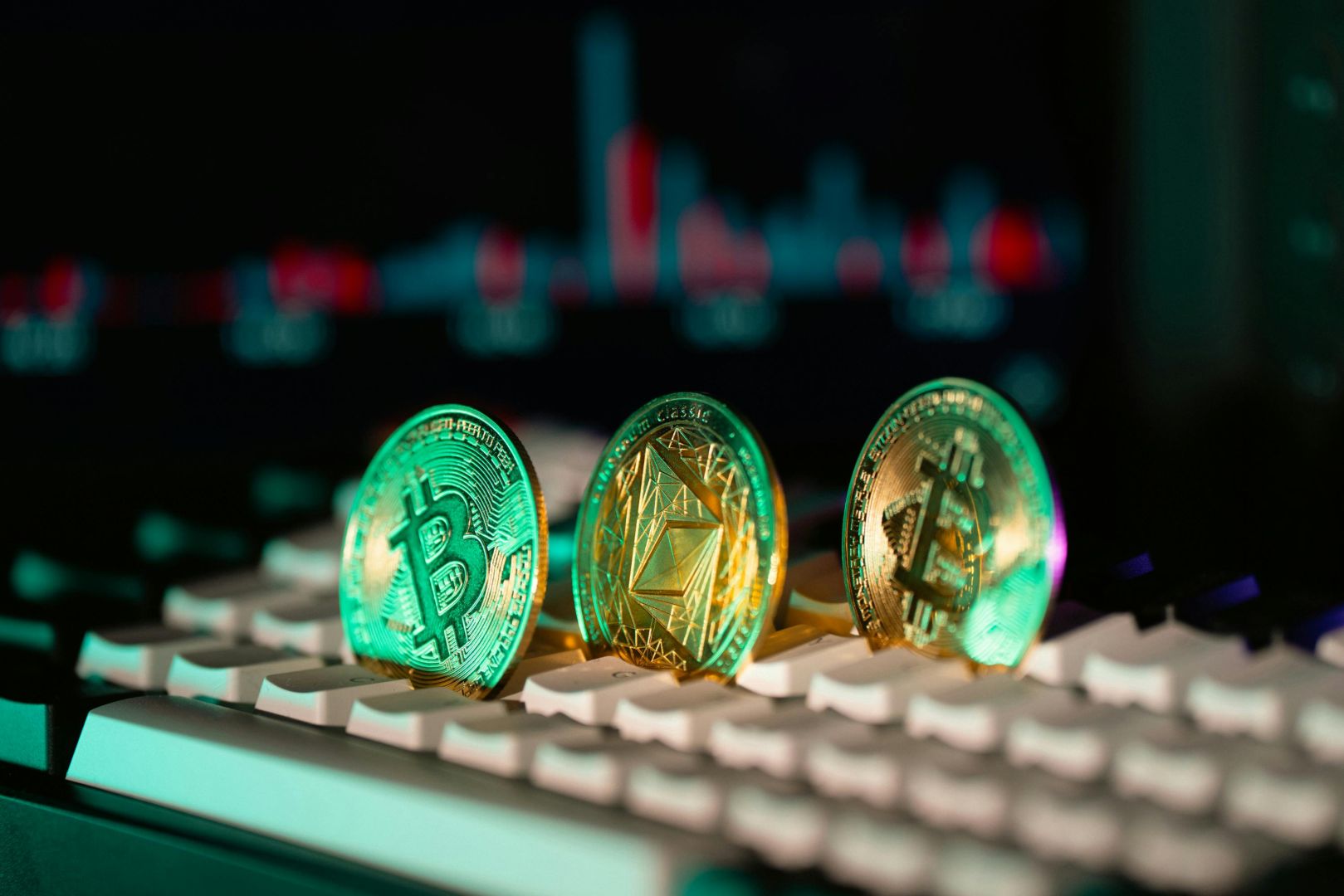 Bitcoin Münzen Auf Der Computertastatur Mit Handelsdiagramm Im Hintergrund