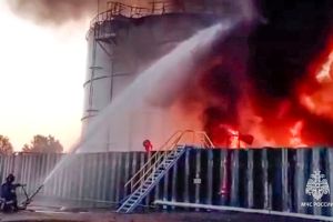 Brand an Ölreservoirs in Russland