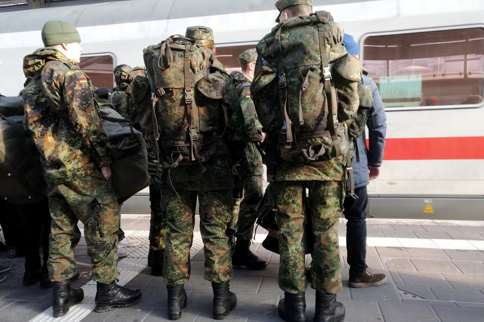 Bundeswehrsoldaten fahren Bahn (Archiv)