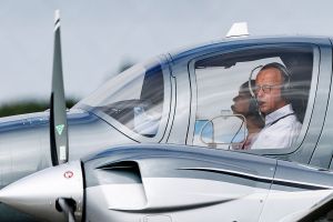 CDU-Chef Merz im Flugzeug