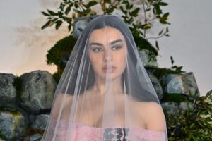 Charli XCX trägt eines ihrer Hochzeitskleider 'die ganze Zeit'.