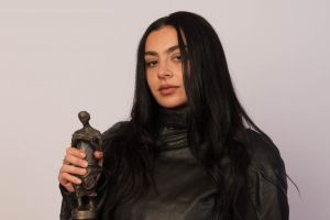 Charli xcx wurde bei den Ivors mit Amazon Music zur Songwriterin des Jahres gekürt.