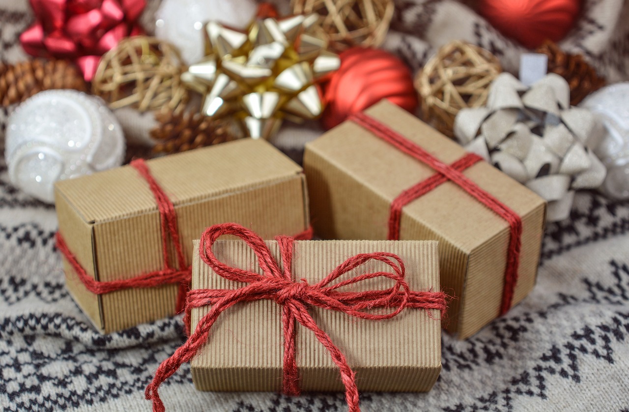 Stilvoll schenken zu jedem Anlass – die richtigen Produkte für fernere Bekannte