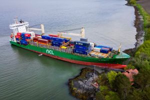 Container-Schiff läuft auf Grund und auf Privatgrundstück
