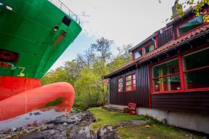 Container-Schiff läuft auf Grund und verfehlt Haus knapp