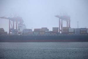 Containerschiff in Wilhelmshaven (Archiv)