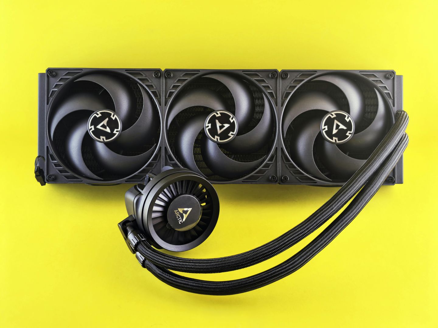 CPU-Kühler mit drei Lüftern und buntem Hintergrund, effizient für Gaming-PCs.
