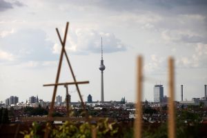 Dachterrasse in Berlin mit Blick auf den Berliner Fernsehturm (Archiv)