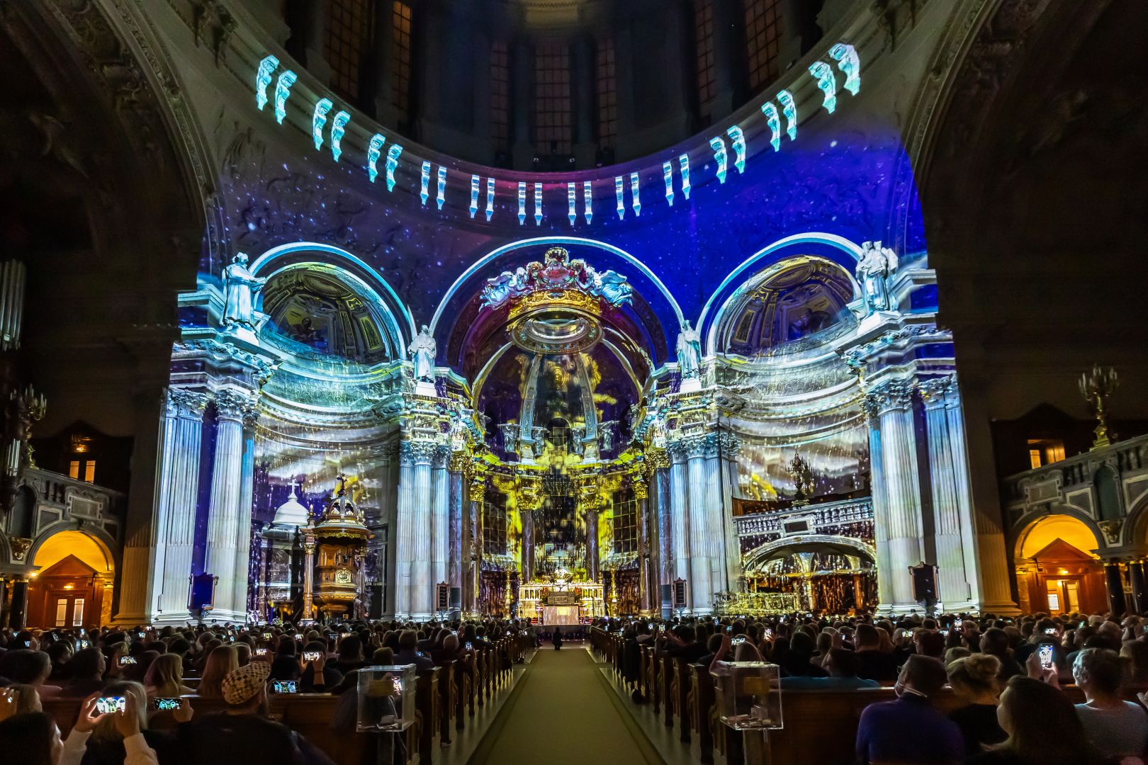 Das diesjährige Festival of Lights präsentiert spektakuläre 3D Lichtkunst Shows mit seltener DJ-Performances im Berliner Dom