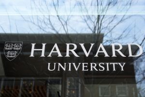 Das Logo der Harvard University