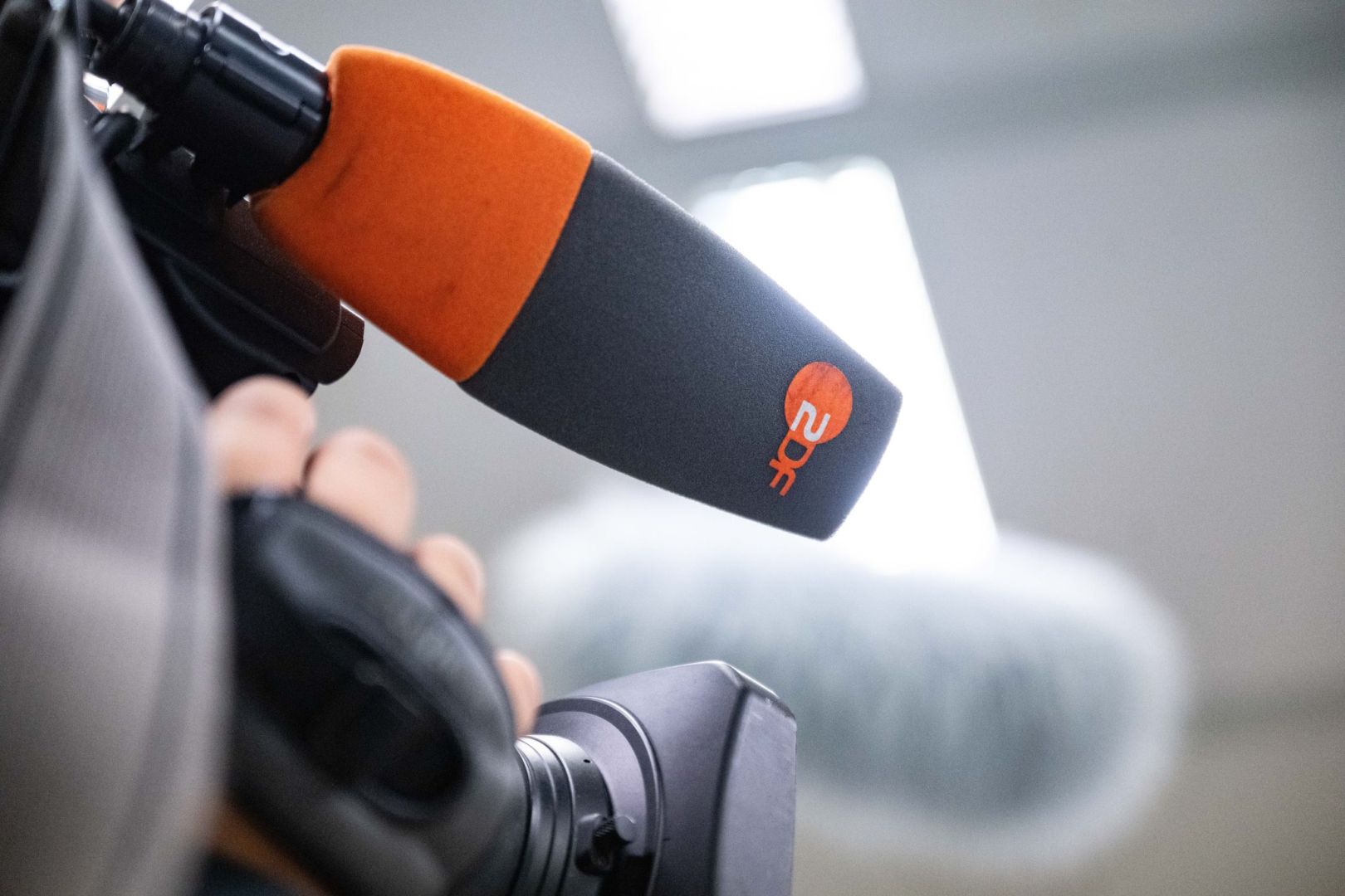 Das Logo des ZDF auf dem Mikrofon einer TV-Kamera