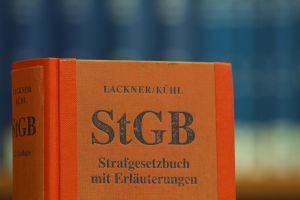 Das Strafgesetzbuch in einer Bibliothek (Archiv)