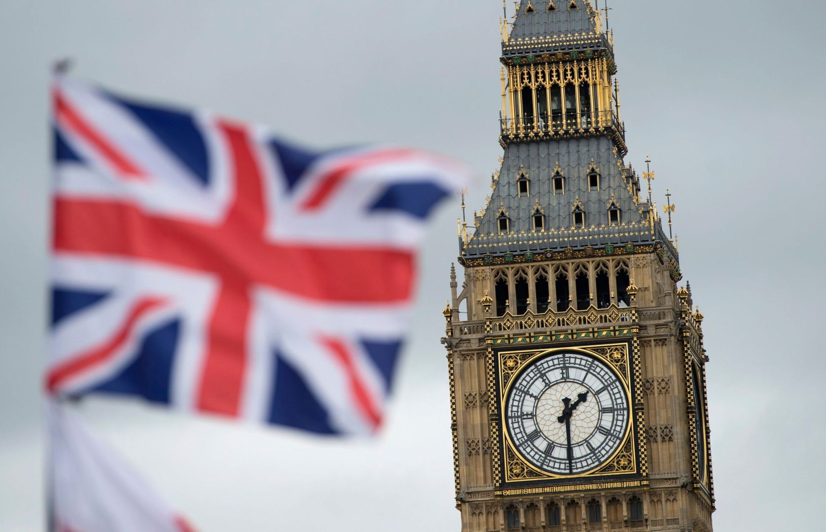 Der Union Jack weht vor dem Big Ben