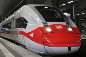 Deutsche Bahn: Jeder dritte Fernzug weiterhin verspätet – Langsame Besserung in Sicht?