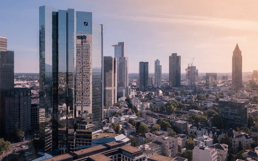 Deutsche Bank erzielt Rekord im Handel mit Anleihen und Währungen – Unsicherheit treibt Erträge