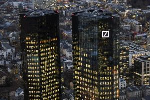 Deutsche Bank im Aufwind – Zolleinigung beflügelt Kurse, doch Risiken bleiben