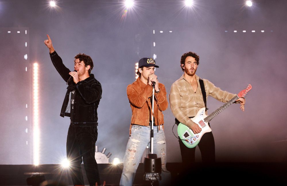 Die Jonas Brothers steigen mit 'Hey Jonas!' in die Podcast-Welt ein – einer wöchentlichen Serie, die ungefilterte Geschichten, Backstage-Chaos und jede Menge Geschwister-Geplänkel verspricht.
