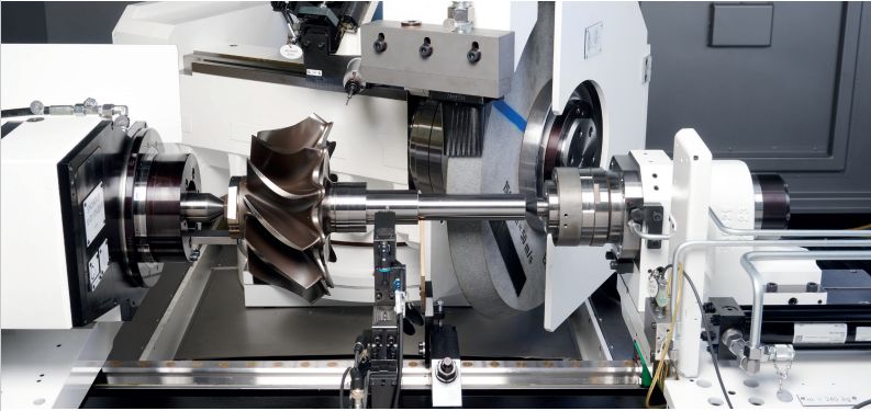 Die JUNICOR Korundschleifmaschine besticht durch Präzision und variable Konfigurationsmöglichkeiten
