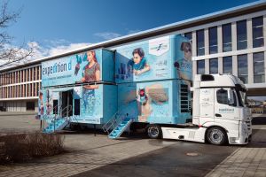 Digitalisierung der Berufswelt: Hightech-Truck bringt Mitmach-Ausstellung nach Geislingen