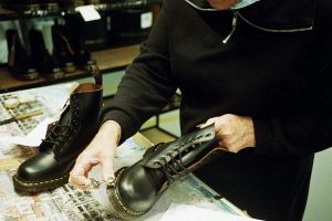 Dr. Martens zeigt Zeichen der Stabilisierung: Positive Signale trotz Halbjahresverlust