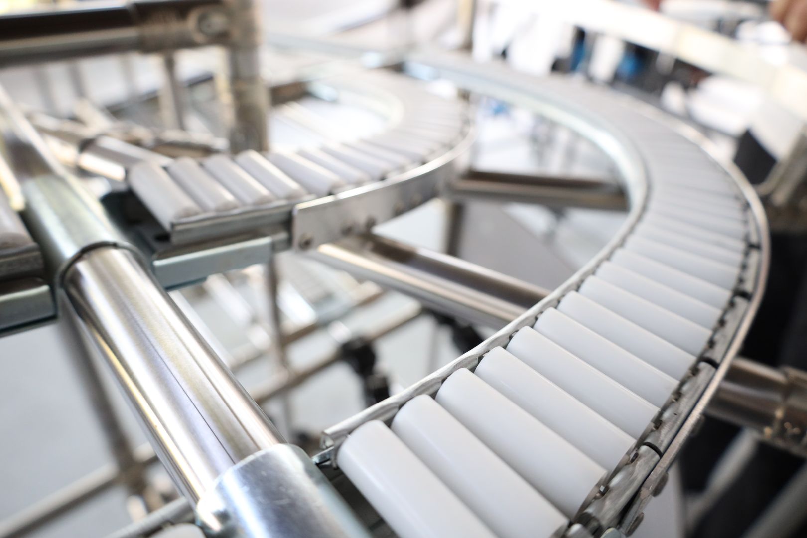 Effizienter Materialfluss mit Förderstrecken – Wie modulare Systeme die Produktion verschlanken